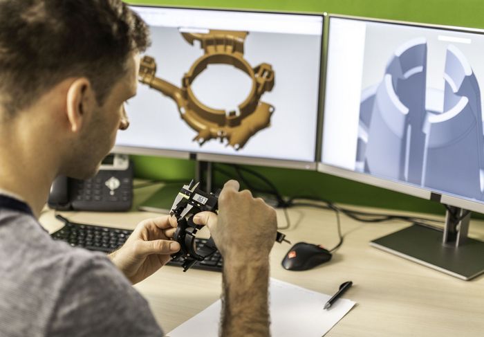 Maschinenbau-Ingenieur konstruiert 3D-Druckatei